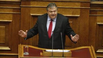 Βενιζέλος: Πολιτικός εκβιασμός να μιλά ο ΣΥΡΙΖΑ για αποστασία