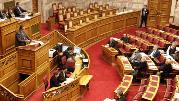 Επιμένει η κυβέρνηση: Μαθήματα εξ αποστάσεως ο Ρωμανός