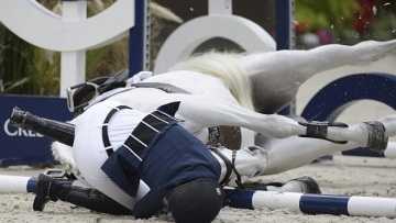 Επεσε από το άλογο η Αθηνά Ωνάση - Του έκαναν ευθανασία