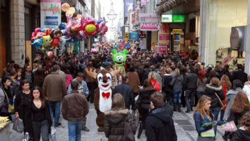 Τα ανοικτά καταστήματα έδωσαν «ανάσα» στην εορταστική Αθήνα