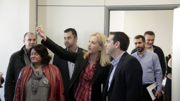 Τσίπρας: Θα περάσουμε δύσκολες στιγμές το 2015