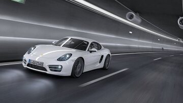 Το ρούβλι πέφτει και οι Ρώσοι αγοράζουν Porsche