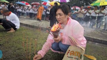 Ινδονησία: Χιλιάδες προσευχήθηκαν  στη μνήμη των θυμάτων από το καταστροφικό τσουνάμι