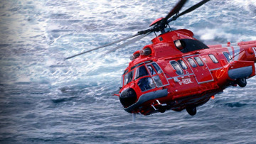 Δυο-δυο παίρνουν τους επιβάτες τα ιταλικά ελικόπτερα και ελληνικό Super Puma