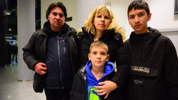 Έχασαν τα παιδιά τους στο φλεγόμενο πλοίο