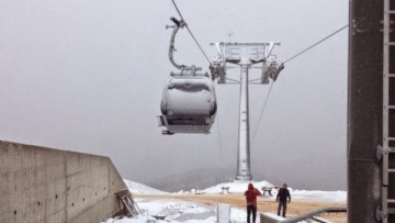 Χιονίζει στα χιονοδρομικά κέντρα της Κεντρικής και Δυτικής Μακεδονίας