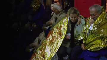 Μπρίντιζι: Με δάκρυα χαράς στις αγκαλιές των συγγενών τους οι διασωθέντες