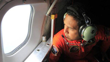 Μαρτυρία σοκ πιλότου: Είδα νεκρούς του AirAsia να κρατιούνται χέρι-χέρι