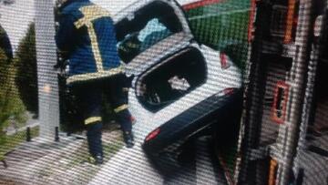 Φωτογραφίες: Νταλίκα ντελαπάρισε απο τον αέρα και εγκλώβισε ΙΧ! 