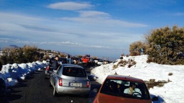 Κρήτη: Μποτιλιάρισμα στο δρόμο... για τα χιόνια!