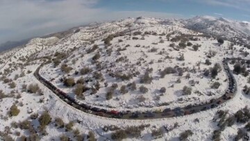 Βίντεο: Ουρά χιλιομέτρων για μια χιονόμπαλα στα Ανώγεια
