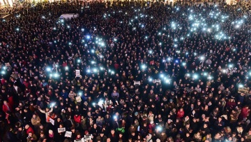 Ολονυχτία στο Παρίσι για τα θύματα της επίθεσης