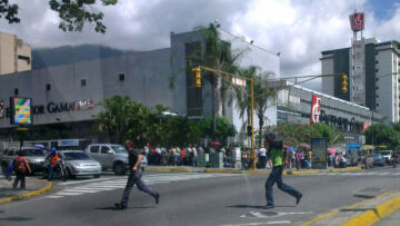 Χάος στη Βενεζουέλα – Στρατιώτες φρουρούν σούπερ μάρκετ και παντοπωλεία