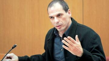 Βαρουφάκης: Με χρεωστική κάρτα θα δοθεί η βοήθεια του ΣΥΡΙΖΑ στους αναξιοπαθούντες