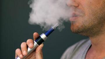 Έως και 15 φορές πιο καρκινογόνο το ηλεκτρονικό τσιγάρο από το κανονικό