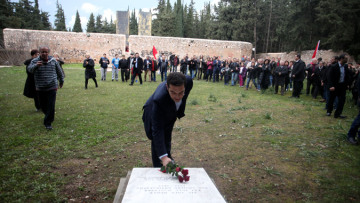 Τσίπρας: Λουλούδια στο σκοπευτήριο Καισαριανής αμέσως μετά την ορκωμοσία του