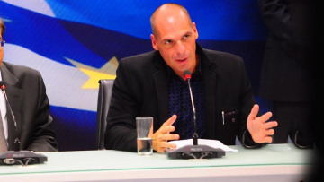 Βαρουφάκης: Λιτός βίος με αξιοπρέπεια - Ανάπτυξη δεν σημαίνει Cayenne