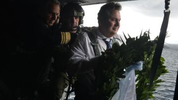 Δείτε τον Πάνο Καμμένο να ρίχνει στεφάνι στα Ίμια