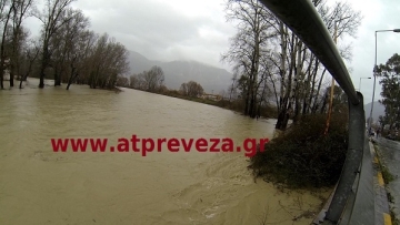 Πάργα: Υπερχείλισε ο Αχέροντας (βίντεο)