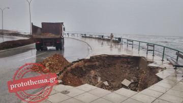 Φωτογραφίες: Η βροχή «άνοιξε» τρύπα στην παραλιακή της Αλεξανδρούπολης