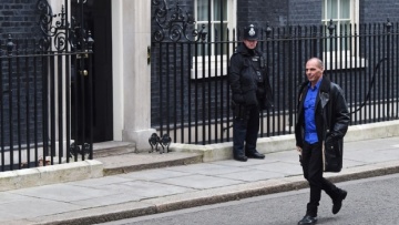 Guardian: Με στάση πορτιέρη και παλτό εμπόρου ναρκωτικών ο Βαρουφάκης