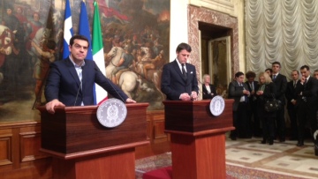 Έβγαλε το κινητό και έστελνε sms ο Ρέντσι στη συνέντευξη Τύπου με τον Τσίπρα!