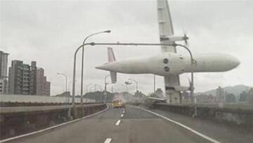 Δείτε καρέ-καρέ τη συντριβή αεροσκάφους στην Ταϊβάν