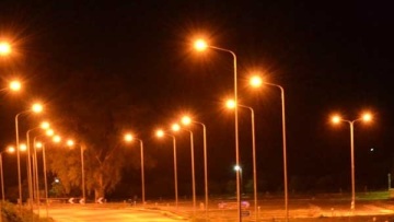 Ξήλωναν καλώδια από τις κολώνες φωτισμού!