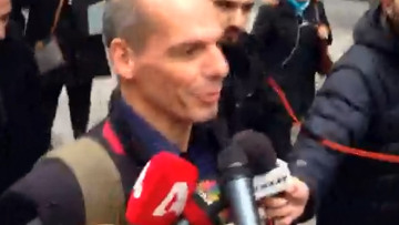 Δείτε το... κυνηγητό των δημοσιογράφων με τον Γιάννη Βαρουφάκη