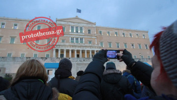 «Ανάσα Αξιοπρέπειας» παίρνουν οι Έλληνες στις πλατείες