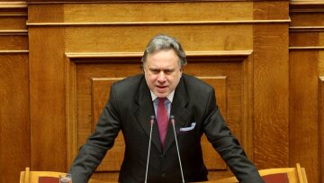 Ο Κατρούγκαλος επαναφέρει στο Δημόσιο 3928 υπαλλήλους