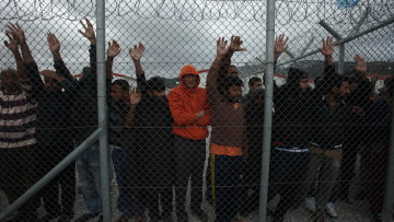 Ελεύθεροι οι πρώτοι μετανάστες από την Αμυγδαλέζα