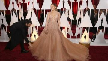 Βίντεο: Η παρολίγον τούμπα της Jennifer Lopez στη σκηνή των Οσκαρ!