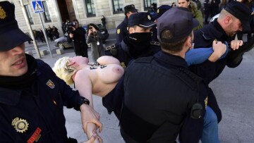 Βίντεο: Οι γυμνόστηθες FEMEN «έσπασαν» τους περιορισμούς για τις διαδηλώσεις στην Ισπανία