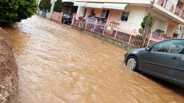 Πλημμύρισε η Μάνδρα από τη σφοδρή νεροποντή - Άνθρωποι εγκλωβίστηκαν