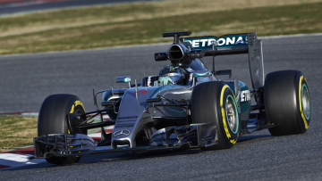 Μεγαλώνει τη διαφορά η Mercedes!