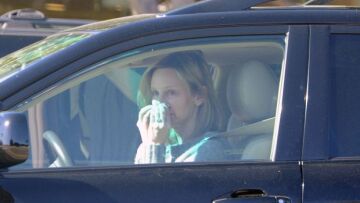 Με πρησμένα μάτια από τα δάκρυα η σύζυγος του Χάρισον Φορντ μετά την επίσκεψη της στο νοσοκομείο