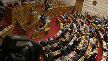 Με νόμο η αφαίμαξη των ταμείων από το Δημόσιο