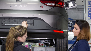 Μία αντιπροσωπεία αυτοκινήτων μόνο με γυναίκες! (vid)