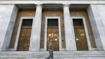 Με τροπολογία η αφαίμαξη των ταμείων από το Δημόσιο