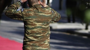  Στρατιωτικός βρήκε 3.000 ευρώ και τα παρέδωσε!