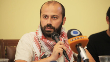 Ο Διαμαντόπουλος τσακώνεται στο Twitter για το βουλευτικό αυτοκίνητο