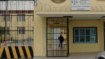 Ένας νεκρός σε συμπλοκή κρατουμένων στις φυλακές Λάρισας