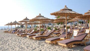 ΣτΕ: Προσωρινό «μπλόκο» σε ομπρέλες, ξαπλώστρες, καντίνες,  κ.λπ. στις παραλίες