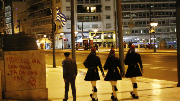 Δείτε τα συνθήματα που έγραψαν οι κουκουλοφόροι στη Βουλή και τον Άγνωστο Στρατιώτη