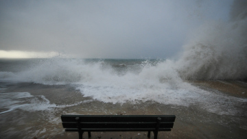 Στη Σύρο επιστρέφει το πλοίο «Μύκονος» λόγω της κακοκαιρίας