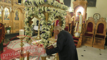 Βρυξέλλες: Δείτε τον Μανώλη Γλέζο να προσκυνά τον Επιτάφιο