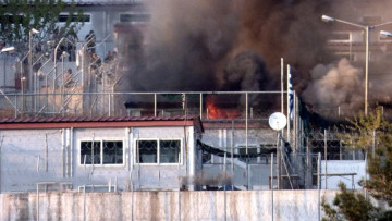 Μετανάστες έβαλαν φωτιά στο "κέντρο υποδοχής" στο Βαθύ Σάμου