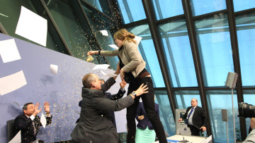 Διαδηλώτρια επιτέθηκε στον Μάριο Ντράγκι!