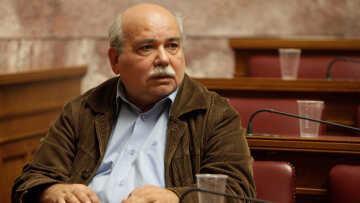 Βούτσης: Τα κόμματα να μας πουν εάν στηρίζουν την κυβέρνηση ή τον Σόιμπλε